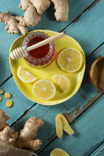 Citron och ingefära med honung burk på bord — Stockfoto