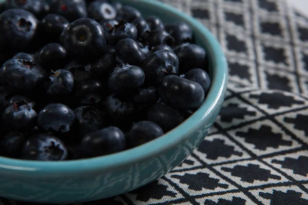 蓝莓在纺织上的碗 — 图库照片