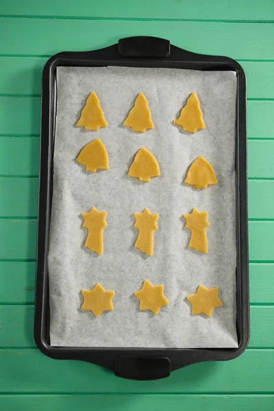Vários cookies crus forma na bandeja de cozimento — Fotografia de Stock