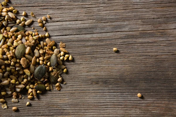 Granola éparpillée sur une table en bois — Photo