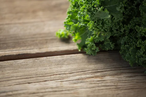 Close-up van boerenkool op tafel — Stockfoto