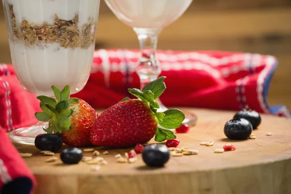 Чашка зернових з фруктами та йогуртом — стокове фото