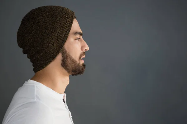 Homem posando contra fundo cinza — Fotografia de Stock