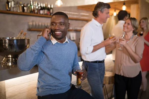Hombre hablando por teléfono mientras toma cerveza —  Fotos de Stock