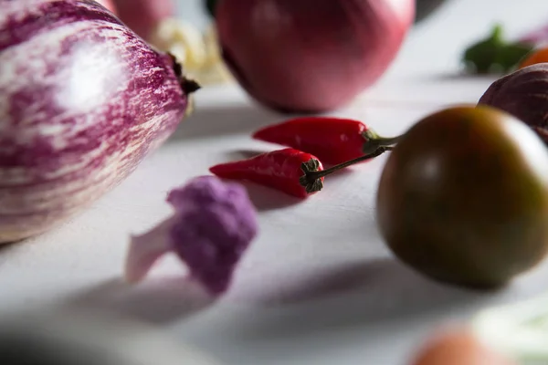 Kırmızı biber zeytin ile yakın çekim — Stok fotoğraf