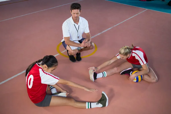 Giocatori di pallavolo che eseguono esercizio di stretching — Foto Stock
