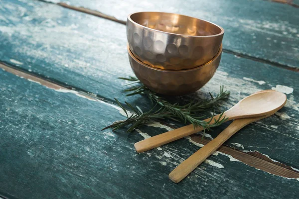 Złota misa ze stali, łopatka i łyżka na stole — Zdjęcie stockowe