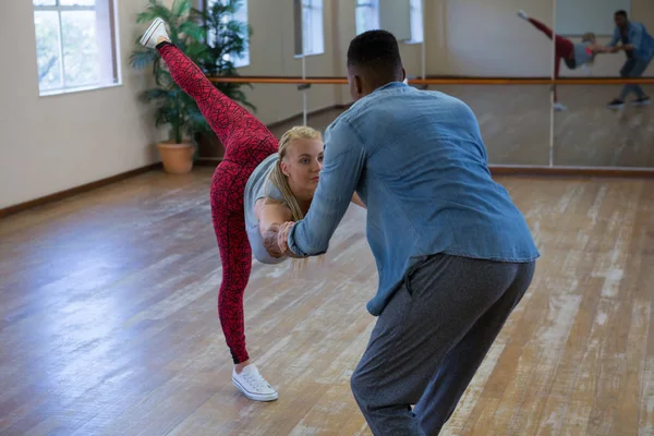 Jóvenes amigos bailando en estudio — Foto de Stock