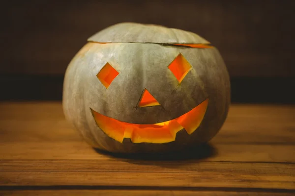 Verlichte hefboom o lantaarn op tafel tijdens Halloween — Stockfoto