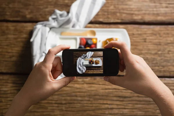 Mãos tirando fotos do café da manhã com telefone — Fotografia de Stock