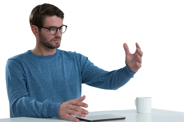 Mann gibt vor, einen unsichtbaren Gegenstand in der Hand zu halten — Stockfoto