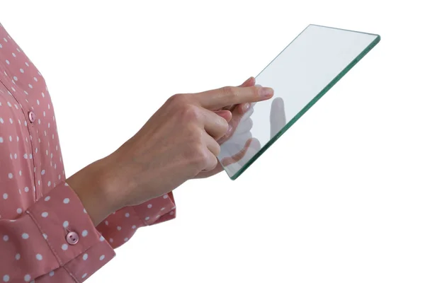 Vrouw met glas digitale tablet — Stockfoto