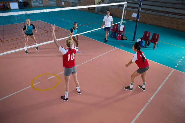 Jugadoras jugando voleibol en la cancha —  Fotos de Stock