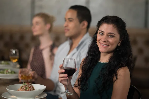 Mujer cenando con sus amigos — Foto de Stock