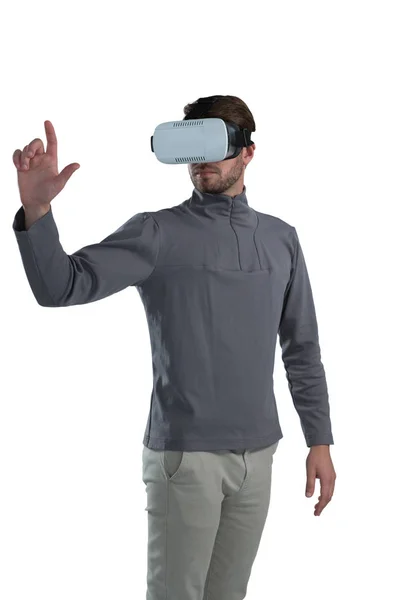 Mann gestikuliert mit Virtual-Reality-Headset — Stockfoto