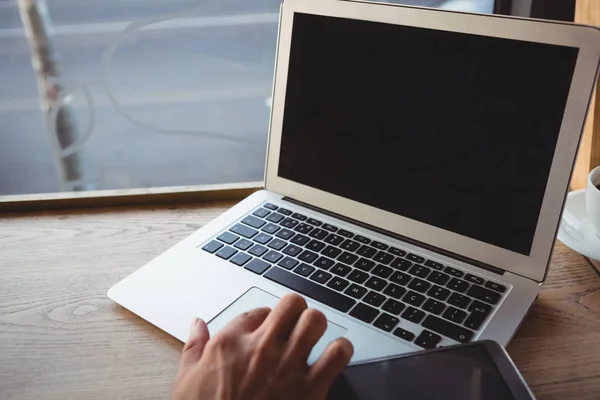 Людина використовує ноутбук у кафе — стокове фото