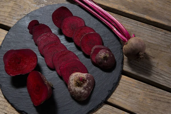 Slices of beetroots arranged on chopping board — Stock Photo, Image