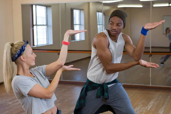 Friends rehearsing dance against mirror — Stock Photo, Image