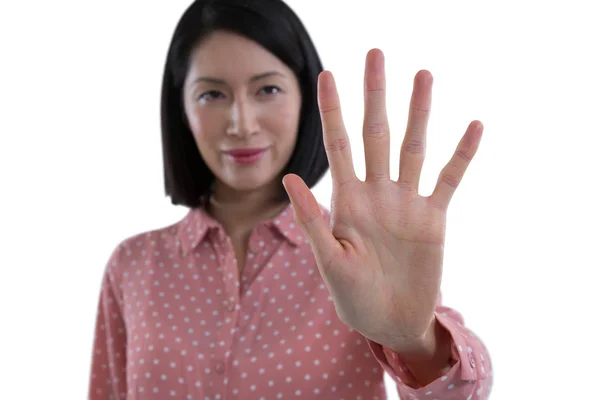 Vrouw voorwenden om een onzichtbare touchscreen — Stockfoto