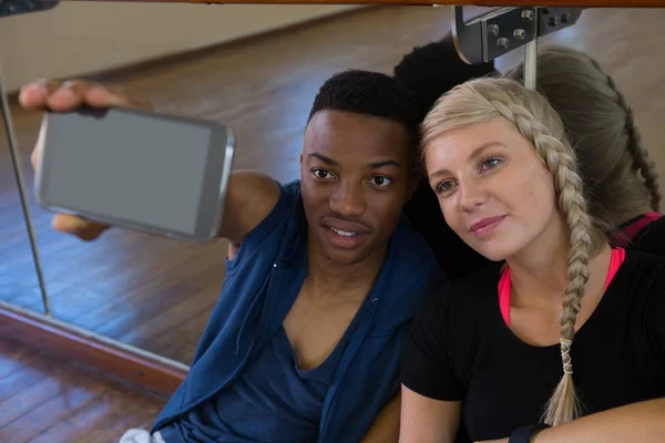 Dancer with female friend taking selfie — Stock Photo, Image