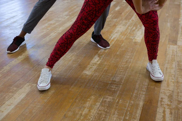 Φίλοι πρόβες χορού σε ξύλινο πάτωμα — Φωτογραφία Αρχείου