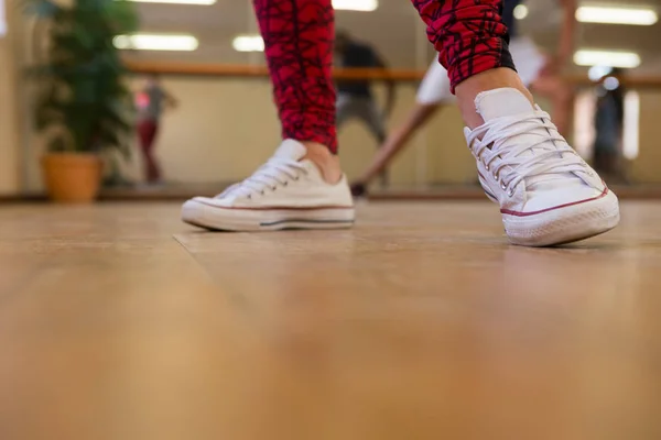 床の上で踊って女性 — ストック写真