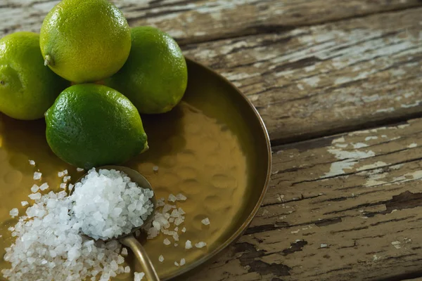 Tuz ve limon bir tabak içinde — Stok fotoğraf