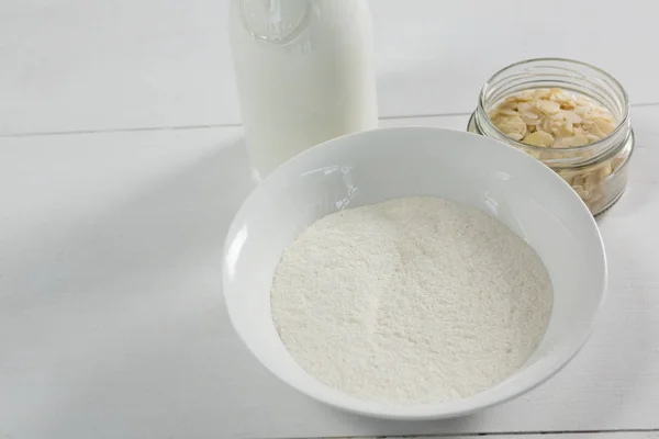 Skål med Mannagrynsgröt med mjölkflaska — Stockfoto