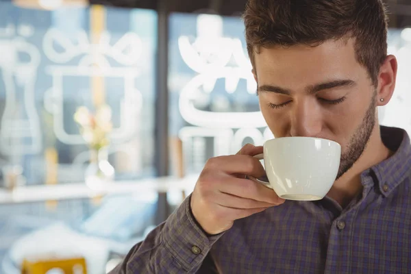 コーヒーを飲む男性のクローズ アップ — ストック写真