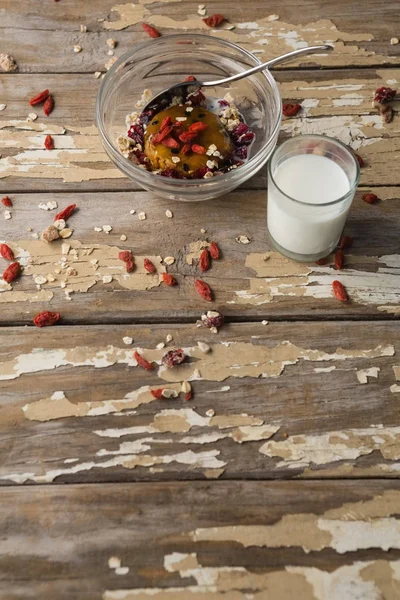 Cereales de desayuno y leche sobre mesa de madera —  Fotos de Stock