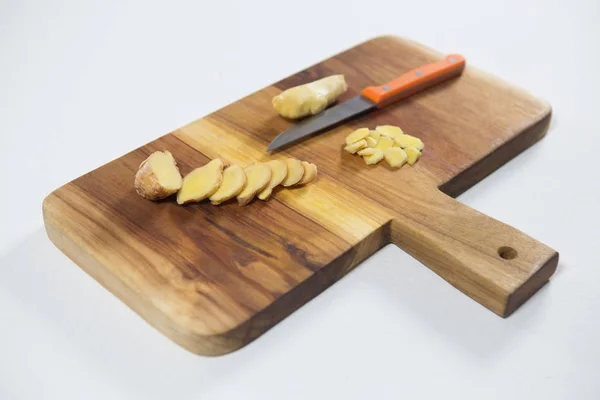 Zenzero tritato fresco con coltello sul tagliere di legno — Foto Stock