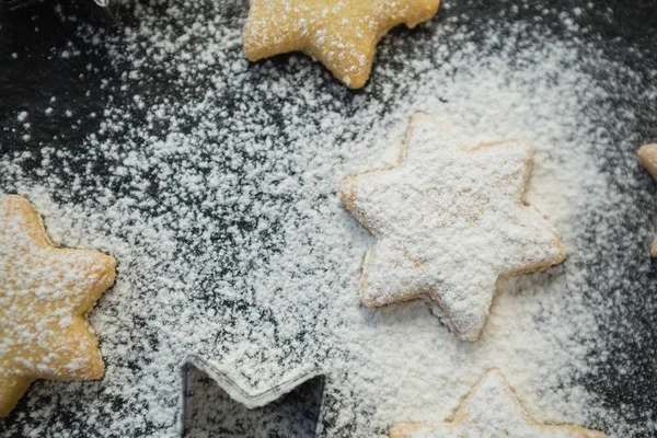 Farinha sobre cookies forma de estrela — Fotografia de Stock