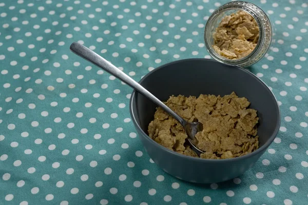 Cuenco de copos de trigo con cuchara — Foto de Stock