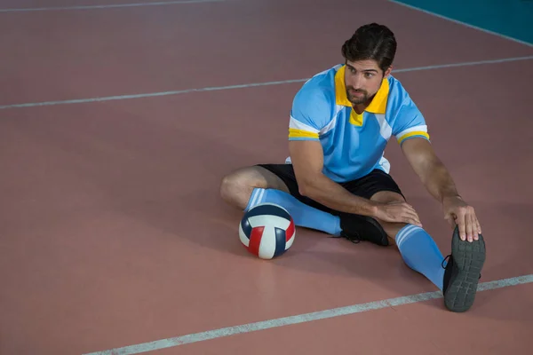 Volleybollspelare stretching på domstolen — Stockfoto