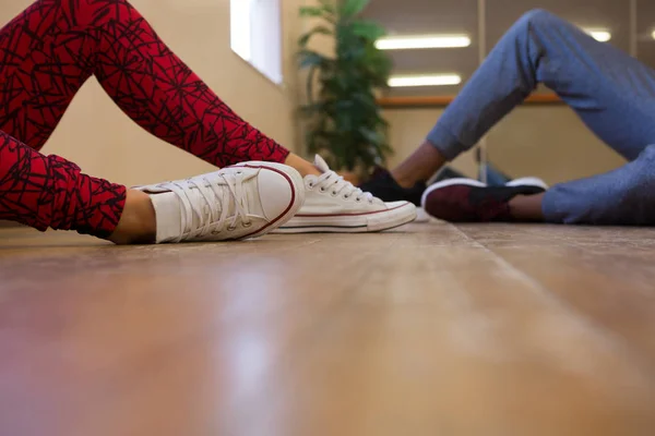 Tänzer auf Holzboden — Stockfoto
