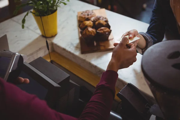 Kunden betalar till ägare i café — Stockfoto