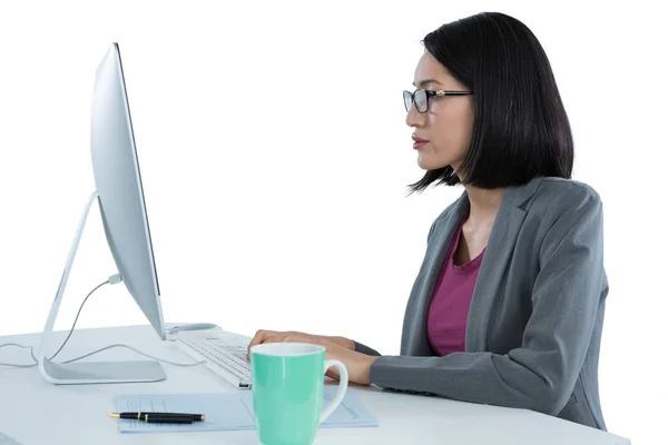 Businesswoman working on desktop pc — Stock Photo, Image