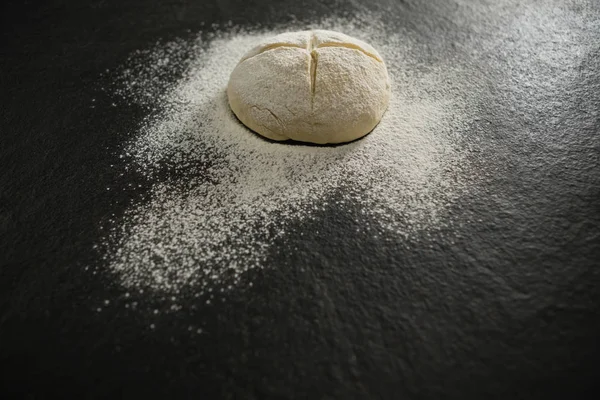 Farinha em pão não cozido na mesa — Fotografia de Stock