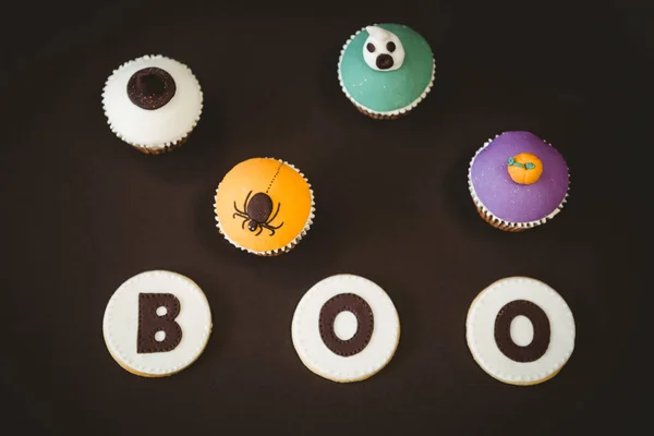 Biscoitos com texto boo por bolos copo — Fotografia de Stock