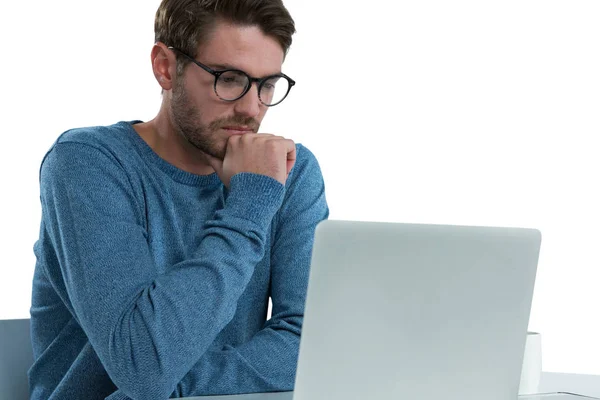 Homem usando laptop — Fotografia de Stock