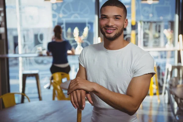 Cameriere con cliente in background al caffè — Foto Stock