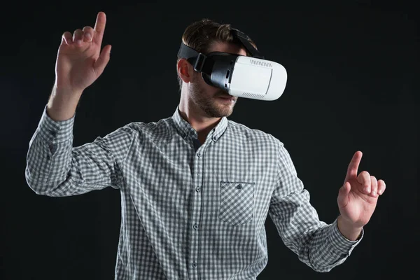 Homem usando fone de ouvido de realidade virtual — Fotografia de Stock