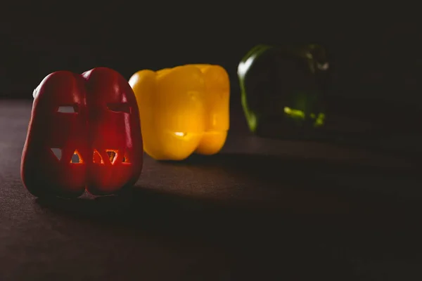 Kleurrijk gesneden paprika op tafel — Stockfoto