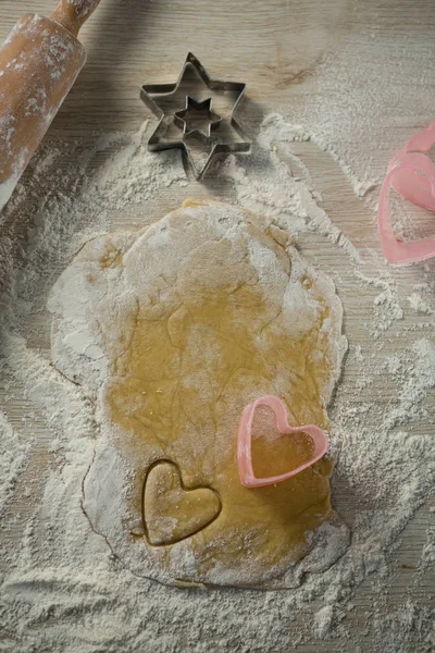 Heart shape cutter on dough — Stock Photo, Image