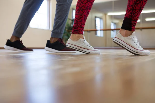 Donna con amico prova danza sul pavimento — Foto Stock