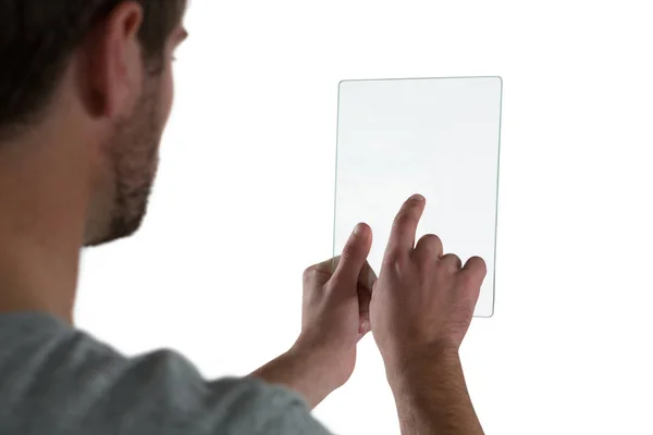 Man met glas digitale tablet — Stockfoto