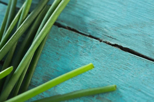 Cebolinha de alho na mesa de madeira — Fotografia de Stock