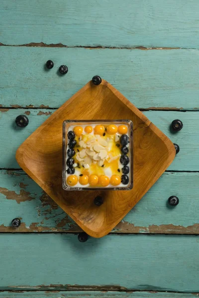 Yogurt con mirtilli e bacche dorate — Foto Stock
