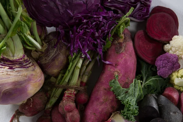 Varias verduras sobre fondo blanco —  Fotos de Stock