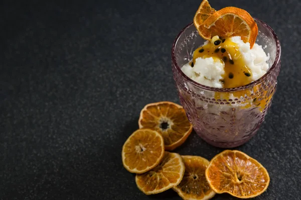 Verre de petit déjeuner sur la table — Photo